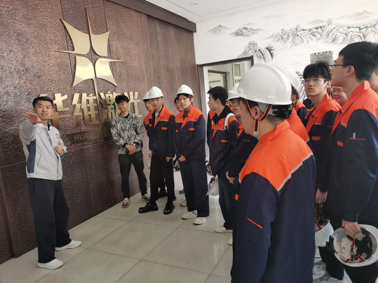 Guru dan pelajar dari Shenyang University of Technology melawat Huawei Laser Equipment Manufacturing Co., Ltd.
