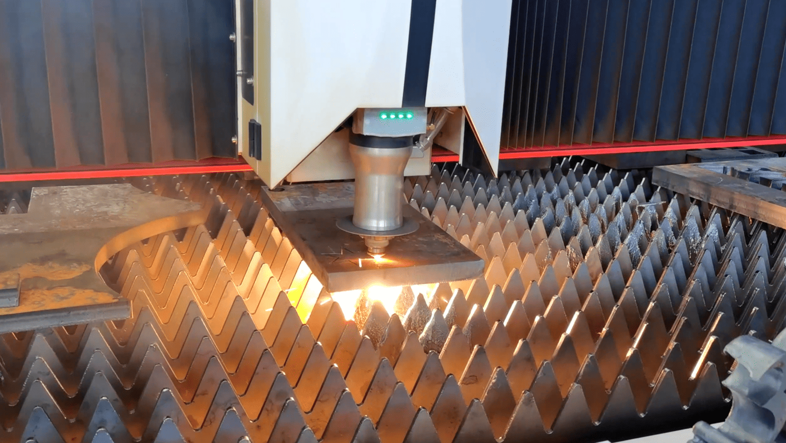 Analisis dan pencegahan percikan api yang dipancarkan dari muncung gas semasa memotong